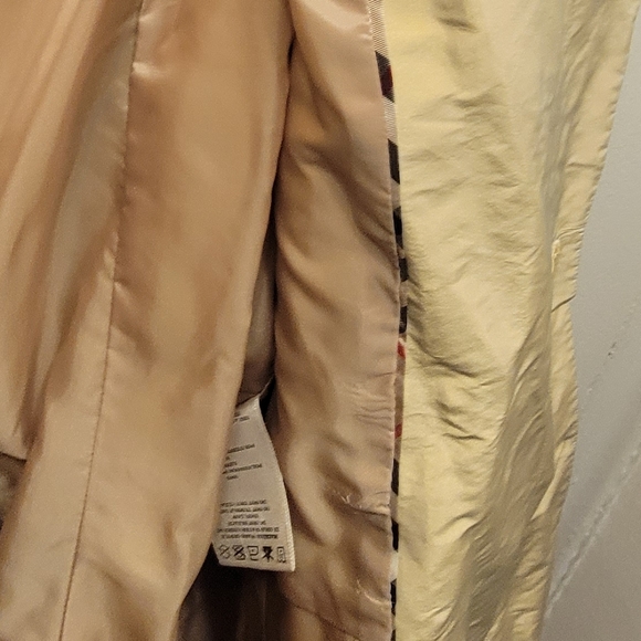 Burberry shiny light weight elegant trench coat - Picture 13 of 13